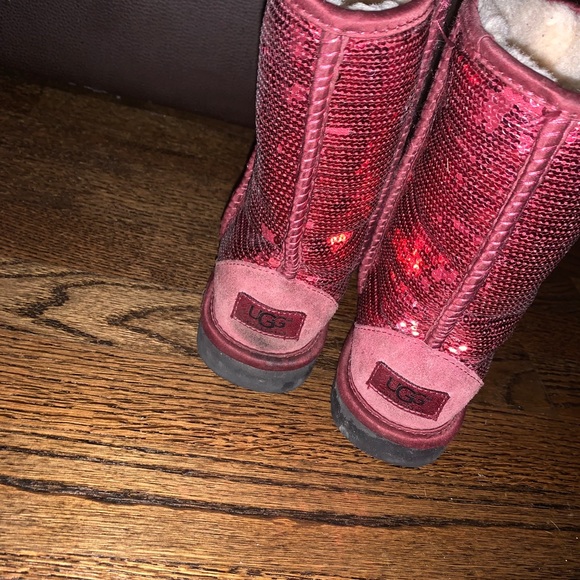 UGGS - Picture 2 of 4